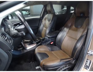 
										VOLVO V40 CROSS COUNTRY 2.0 D2 KINETIC full									