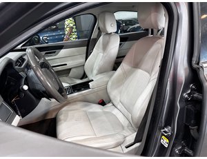 
										JAGUAR XF 2.0D 180PS PURE full									