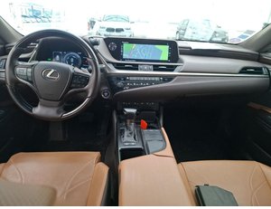 
										LEXUS ES 2.5 300H LUXURY full									
