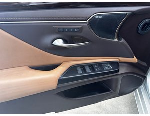 
										LEXUS ES 2.5 300H LUXURY full									