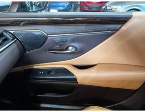 
										LEXUS ES 2.5 300H LUXURY full									