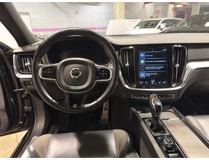 
										VOLVO V60 2.0 D4 R-DESIGN full									