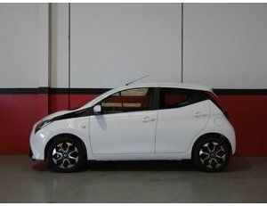 
										TOYOTA AYGO 1.0 72CV X-PLAY full									