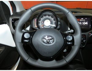 
										TOYOTA AYGO 1.0 72CV X-PLAY full									