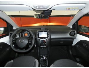 
										TOYOTA AYGO 1.0 72CV X-PLAY full									