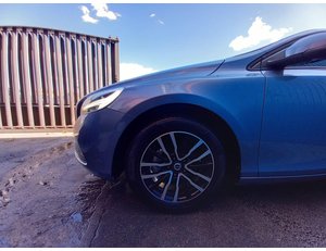 
										VOLVO V40 D2 BLACK EDITION 5D full									