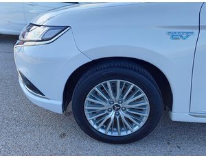 
										MITSUBISHI OUTLANDER 2.4 PHEV MOTION 4WD PLUG IN full									